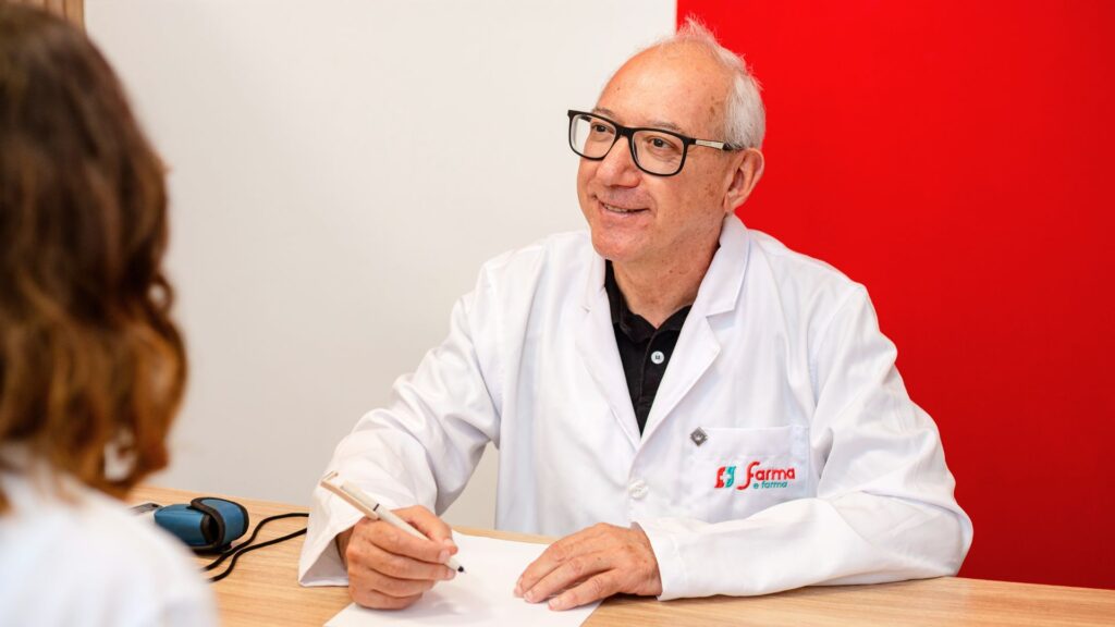 Profissional de saúde atendendo paciente em consultório farmacêutico, representando o conceito de Farmácia 5.0 e o cuidado humanizado da Farma e Farma.