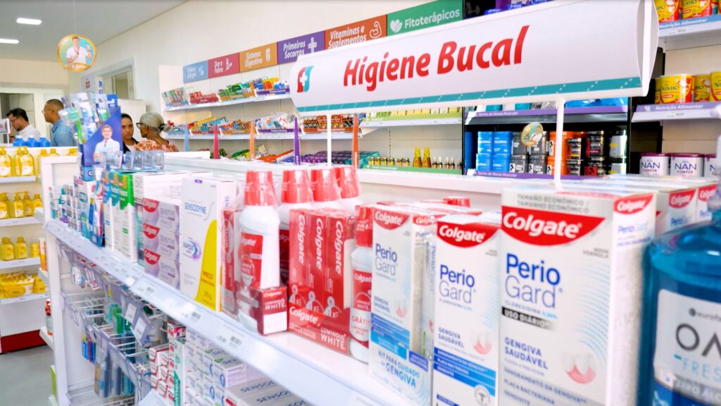 Expositor de produtos de higiene bucal em farmácia, ilustrando a organização e variedade do mix de produtos no ponto de venda.
