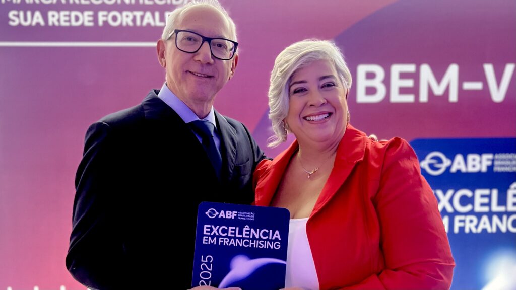 Representantes da Farma e Farma comemorando a conquista do Selo de Excelência em Franchising 2025 da ABF