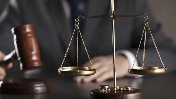 Balança dourada e martelo de juiz simbolizando a segurança jurídica e a transparência garantidas pela Lei de Franquias.